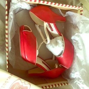 Red vintage style faux leather pumps shoes
